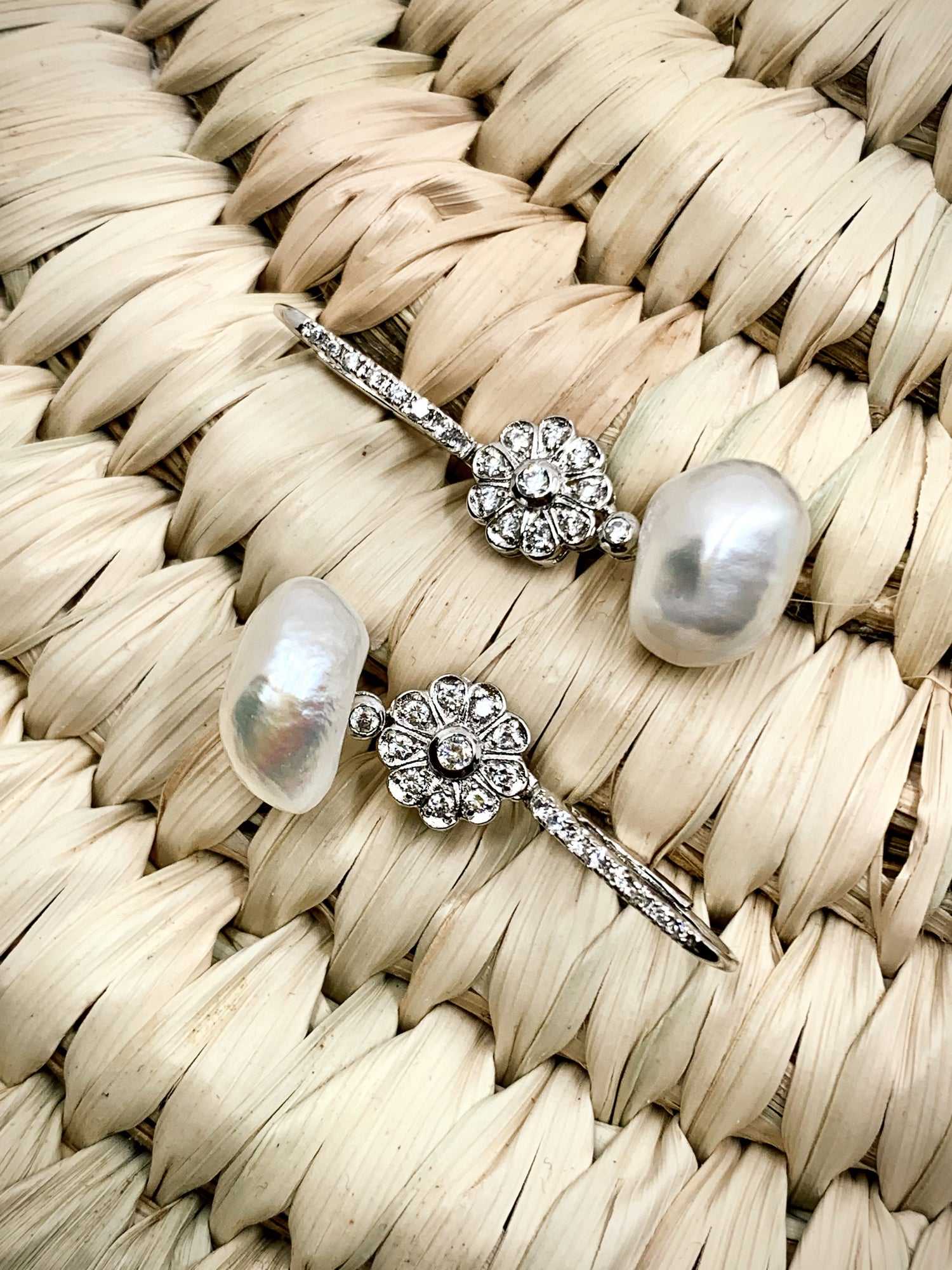 Pendientes de perlas fabricados en brass bañados en rodio por lo que no se decolora. Mantiene su color  como el primer dia 